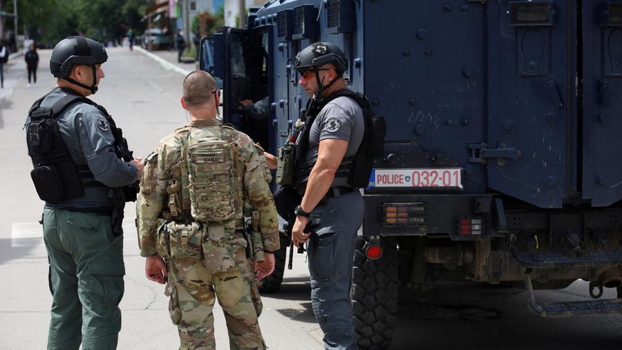 Pemerintah Kosovo memutuskan untuk melarang kendaraan dengan plat nomor Serbia memasuki negaranya mulai Rabu, (14/6/2023). Langkah itu diambil sebagai tindakan keamanan setelah Serbia menangkap tiga petugas polisi Kosovo. (REUTERS/STRINGER)