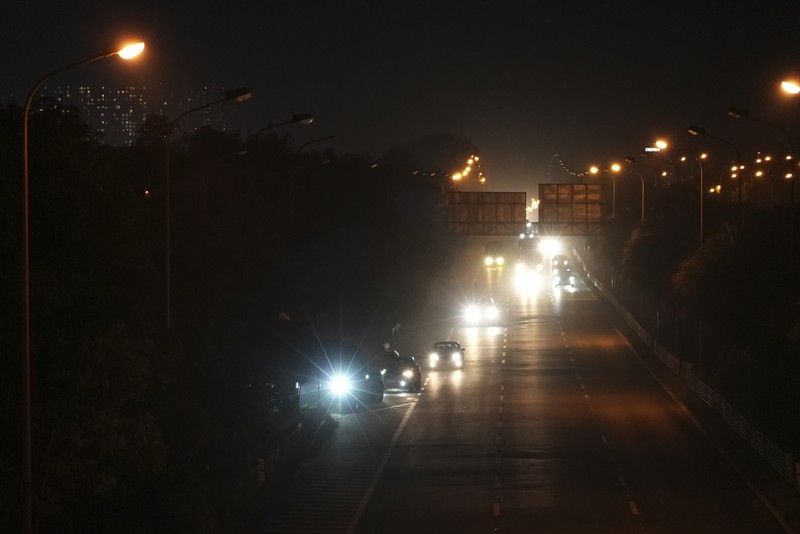 Lampu jalan terlihat dimatikan untuk menghemat energi di Hanoi, Vietnam, pada 8 Juni 2023. Vietnam telah merilis rencana energi yang telah lama dinanti-nantikan untuk membawa negara tersebut melewati dekade berikutnya dan membantu memenuhi permintaan yang melonjak sambil mengurangi emisi karbon. (AP Photo/Hau Dinh)