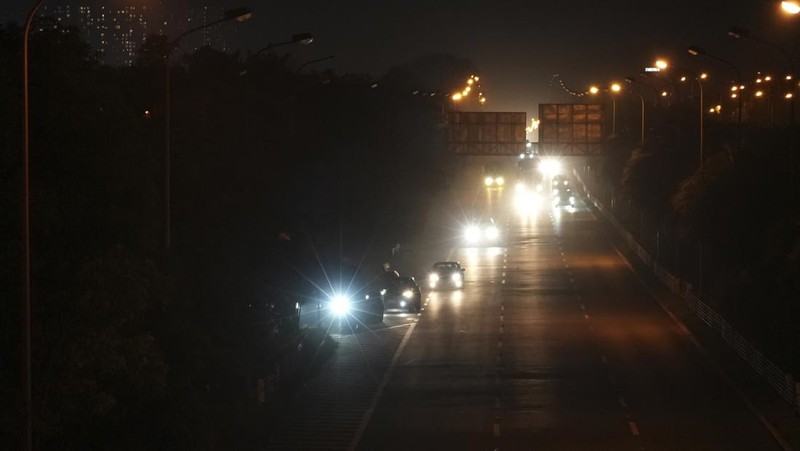 Lampu jalan terlihat dimatikan untuk menghemat energi di Hanoi, Vietnam, pada 8 Juni 2023. Vietnam telah merilis rencana energi yang telah lama dinanti-nantikan untuk membawa negara tersebut melewati dekade berikutnya dan membantu memenuhi permintaan yang melonjak sambil mengurangi emisi karbon. (AP Photo/Hau Dinh)