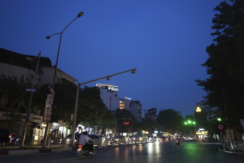 Lampu jalan terlihat dimatikan untuk menghemat energi di Hanoi, Vietnam, pada 8 Juni 2023. Vietnam telah merilis rencana energi yang telah lama dinanti-nantikan untuk membawa negara tersebut melewati dekade berikutnya dan membantu memenuhi permintaan yang melonjak sambil mengurangi emisi karbon. (AP Photo/Hau Dinh)