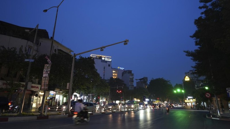 Lampu jalan terlihat dimatikan untuk menghemat energi di Hanoi, Vietnam, pada 8 Juni 2023. Vietnam telah merilis rencana energi yang telah lama dinanti-nantikan untuk membawa negara tersebut melewati dekade berikutnya dan membantu memenuhi permintaan yang melonjak sambil mengurangi emisi karbon. (AP Photo/Hau Dinh)
