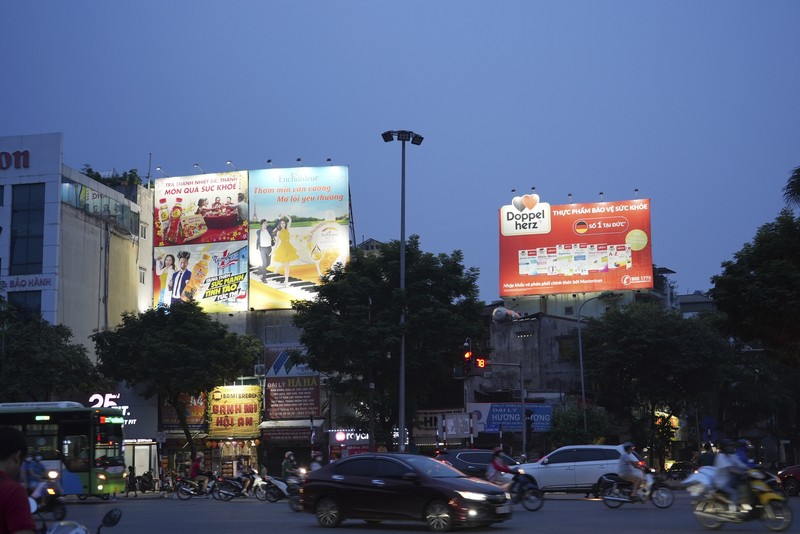 Lampu jalan terlihat dimatikan untuk menghemat energi di Hanoi, Vietnam, pada 8 Juni 2023. Vietnam telah merilis rencana energi yang telah lama dinanti-nantikan untuk membawa negara tersebut melewati dekade berikutnya dan membantu memenuhi permintaan yang melonjak sambil mengurangi emisi karbon. (AP Photo/Hau Dinh)