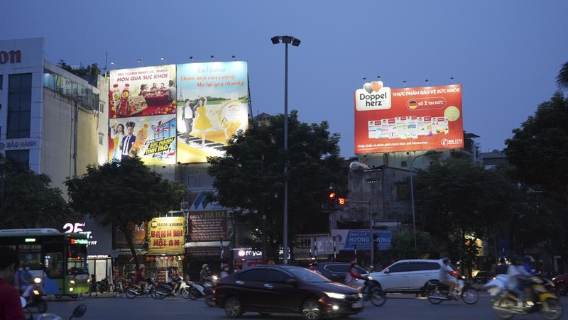 Lampu jalan terlihat dimatikan untuk menghemat energi di Hanoi, Vietnam, pada 8 Juni 2023. Vietnam telah merilis rencana energi yang telah lama dinanti-nantikan untuk membawa negara tersebut melewati dekade berikutnya dan membantu memenuhi permintaan yang melonjak sambil mengurangi emisi karbon. (AP Photo/Hau Dinh)