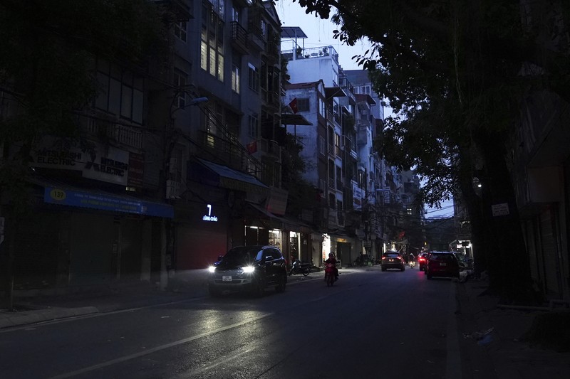 Lampu jalan terlihat dimatikan untuk menghemat energi di Hanoi, Vietnam, pada 8 Juni 2023. Lampu jalan terlihat dimatikan untuk menghemat energi di Hanoi, Vietnam, pada 8 Juni 2023. Vietnam telah merilis rencana energi yang telah lama dinanti-nantikan untuk membawa negara tersebut melewati dekade berikutnya dan membantu memenuhi permintaan yang melonjak sambil mengurangi emisi karbon. (AP Photo/Hau Dinh)
