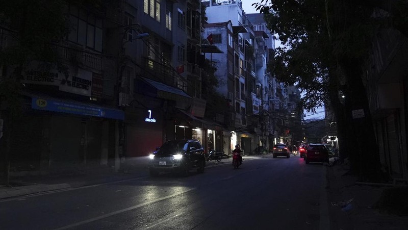Lampu jalan terlihat dimatikan untuk menghemat energi di Hanoi, Vietnam, pada 8 Juni 2023. Vietnam telah merilis rencana energi yang telah lama dinanti-nantikan untuk membawa negara tersebut melewati dekade berikutnya dan membantu memenuhi permintaan yang melonjak sambil mengurangi emisi karbon. (AP Photo/Hau Dinh)