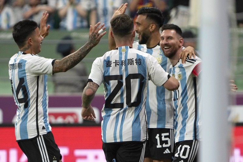Pezzela Jerman Argentina, kiri, merayakan dengan Enzo Fernandez, tengah, dan Lionel Messi, kanan, setelah mencetak gol dalam pertandingan sepak bola persahabatan mereka melawan Australia di Stadion Pekerja di Beijing, China, Kamis, 15 Juni 2023. Pezzela Jerman Argentina, kiri, merayakan dengan Enzo Fernandez, tengah, dan Lionel Messi, kanan, setelah mencetak gol dalam pertandingan sepak bola persahabatan mereka melawan Australia di Stadion Pekerja di Beijing, China, Kamis, 15 Juni 2023. (AP Photo/Andy Wong)