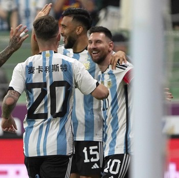Aksi Messi di China, Jersey Aksara Mandarin dan Dipeluk Fans