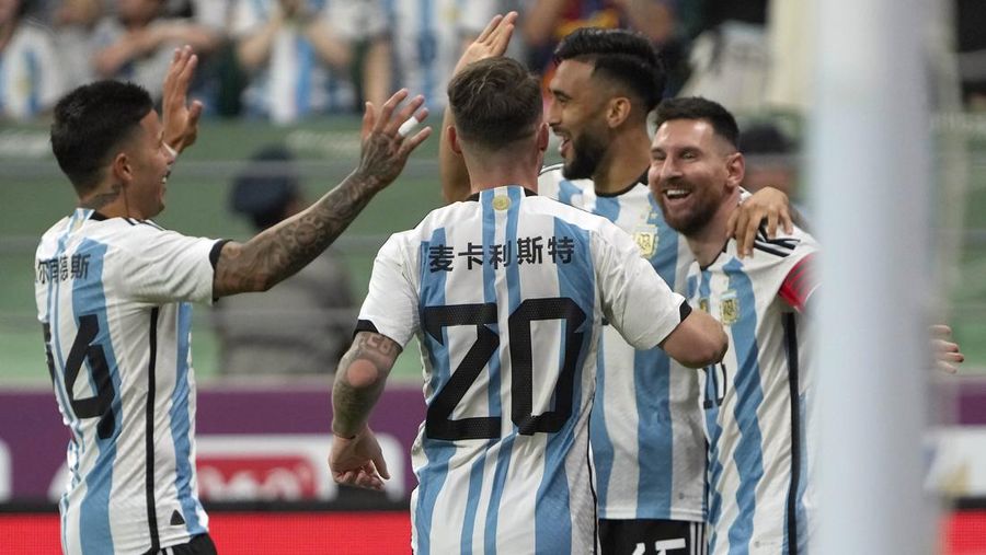 Lionel Messi dari Argentina, kanan, merayakan dengan rekan setimnya setelah mencetak gol melawan Australia pada paruh pertama pertandingan sepak bola persahabatan mereka di Stadion Pekerja di Beijing, Kamis, 15 Juni 2023. (AP Photo/Mark Schiefelbein)