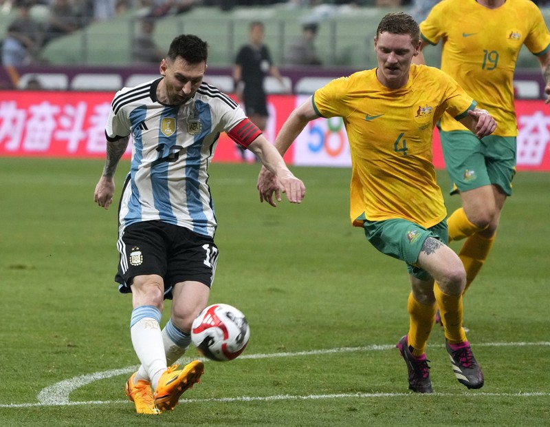Pezzela Jerman Argentina, kiri, merayakan dengan Enzo Fernandez, tengah, dan Lionel Messi, kanan, setelah mencetak gol dalam pertandingan sepak bola persahabatan mereka melawan Australia di Stadion Pekerja di Beijing, China, Kamis, 15 Juni 2023. Pezzela Jerman Argentina, kiri, merayakan dengan Enzo Fernandez, tengah, dan Lionel Messi, kanan, setelah mencetak gol dalam pertandingan sepak bola persahabatan mereka melawan Australia di Stadion Pekerja di Beijing, China, Kamis, 15 Juni 2023. (AP Photo/Andy Wong)