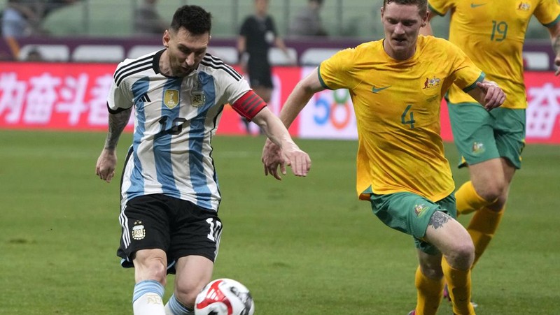 Pezzela Jerman Argentina, kiri, merayakan dengan Enzo Fernandez, tengah, dan Lionel Messi, kanan, setelah mencetak gol dalam pertandingan sepak bola persahabatan mereka melawan Australia di Stadion Pekerja di Beijing, China, Kamis, 15 Juni 2023. (AP Photo/Andy Wong)