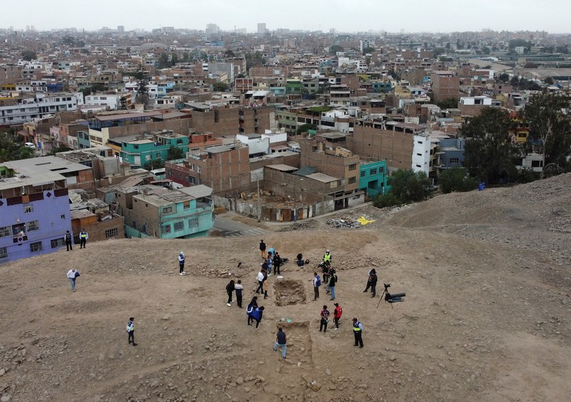 Sisa-sisa mumi, diyakini berasal dari budaya Manchay yang berkembang di lembah Lima antara 1.500 dan 1.000 SM, digambarkan di situs penggalian pemakaman pra-Hispanik, di Lima, Peru, 14 Juni 2023. Sisa-sisa mumi, diyakini berasal dari budaya Manchay yang berkembang di lembah Lima antara 1.500 dan 1.000 SM, digambarkan di situs penggalian pemakaman pra-Hispanik, di Lima, Peru, 14 Juni 2023. (REUTERS/Alfredo Galarza)