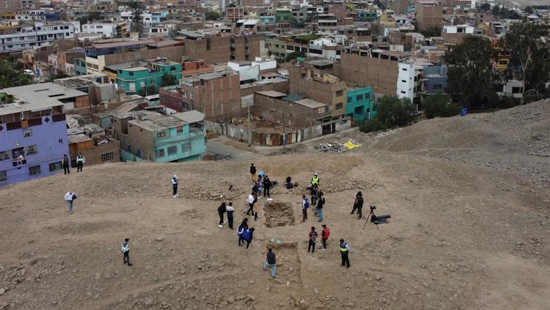 Sisa-sisa mumi, diyakini berasal dari budaya Manchay yang berkembang di lembah Lima antara 1.500 dan 1.000 SM, digambarkan di situs penggalian pemakaman pra-Hispanik, di Lima, Peru, 14 Juni 2023. (REUTERS/Alfredo Galarza)
