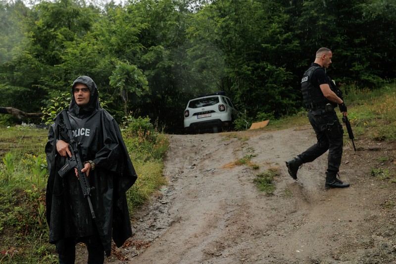 Pemerintah Kosovo memutuskan untuk melarang kendaraan dengan plat nomor Serbia memasuki negaranya mulai Rabu, (14/6/2023). Langkah itu diambil sebagai tindakan keamanan setelah Serbia menangkap tiga petugas polisi Kosovo. (REUTERS/STRINGER)
