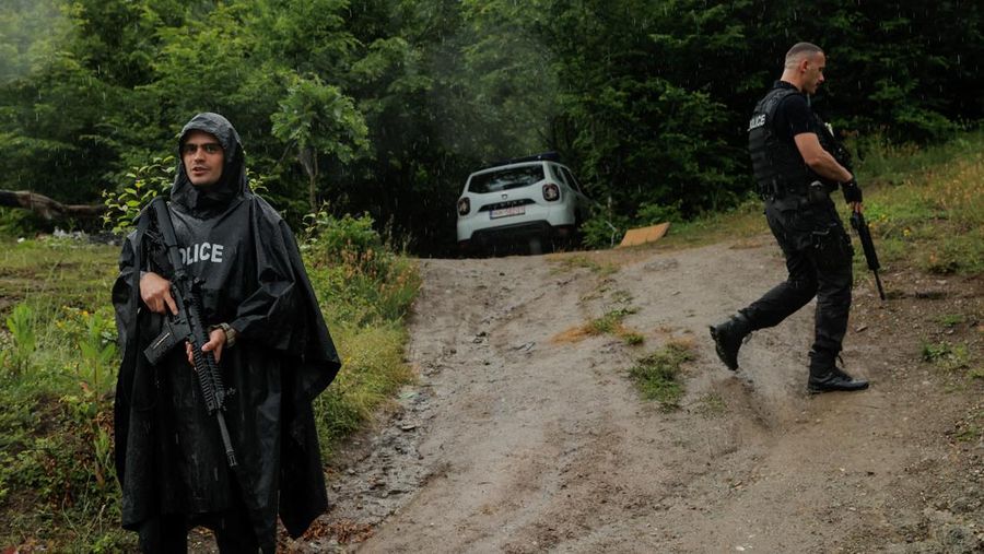 Pemerintah Kosovo memutuskan untuk melarang kendaraan dengan plat nomor Serbia memasuki negaranya mulai Rabu, (14/6/2023). Langkah itu diambil sebagai tindakan keamanan setelah Serbia menangkap tiga petugas polisi Kosovo. (REUTERS/STRINGER)