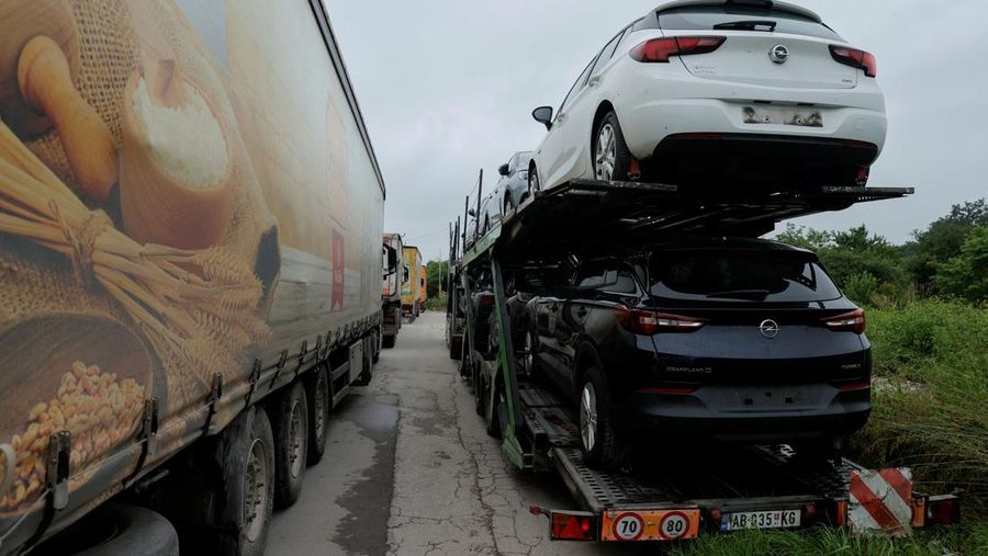 Pemerintah Kosovo memutuskan untuk melarang kendaraan dengan plat nomor Serbia memasuki negaranya mulai Rabu, (14/6/2023). Langkah itu diambil sebagai tindakan keamanan setelah Serbia menangkap tiga petugas polisi Kosovo. (REUTERS/STRINGER)