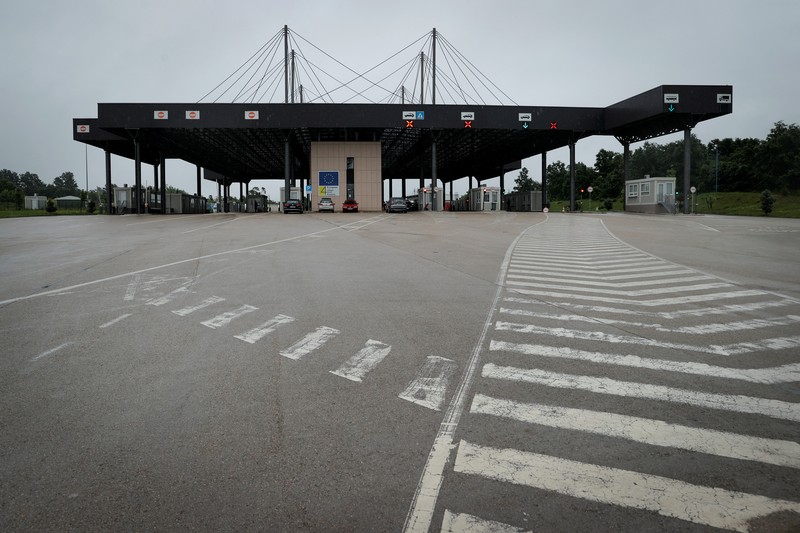 Pemerintah Kosovo memutuskan untuk melarang kendaraan dengan plat nomor Serbia memasuki negaranya mulai Rabu, (14/6/2023). Langkah itu diambil sebagai tindakan keamanan setelah Serbia menangkap tiga petugas polisi Kosovo. (REUTERS/STRINGER) Pemerintah Kosovo memutuskan untuk melarang kendaraan dengan plat nomor Serbia memasuki negaranya mulai Rabu, (14/6/2023). Langkah itu diambil sebagai tindakan keamanan setelah Serbia menangkap tiga petugas polisi Kosovo. (REUTERS/STRINGER)