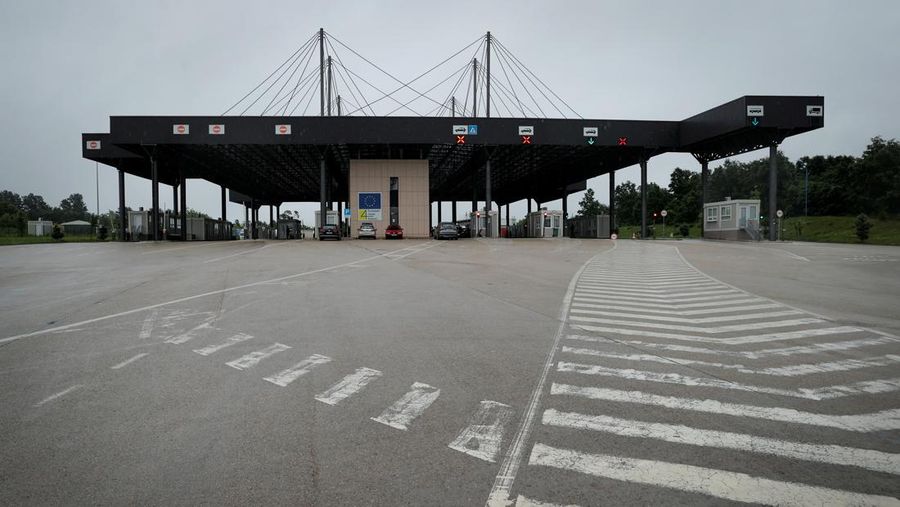 Pemerintah Kosovo memutuskan untuk melarang kendaraan dengan plat nomor Serbia memasuki negaranya mulai Rabu, (14/6/2023). Langkah itu diambil sebagai tindakan keamanan setelah Serbia menangkap tiga petugas polisi Kosovo. (REUTERS/STRINGER)