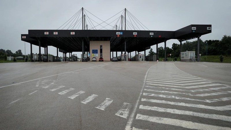 Pemerintah Kosovo memutuskan untuk melarang kendaraan dengan plat nomor Serbia memasuki negaranya mulai Rabu, (14/6/2023). Langkah itu diambil sebagai tindakan keamanan setelah Serbia menangkap tiga petugas polisi Kosovo. (REUTERS/STRINGER)