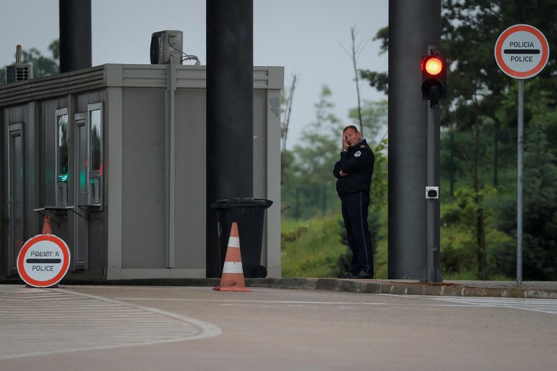 Pemerintah Kosovo memutuskan untuk melarang kendaraan dengan plat nomor Serbia memasuki negaranya mulai Rabu, (14/6/2023). Langkah itu diambil sebagai tindakan keamanan setelah Serbia menangkap tiga petugas polisi Kosovo. (REUTERS/STRINGER) Pemerintah Kosovo memutuskan untuk melarang kendaraan dengan plat nomor Serbia memasuki negaranya mulai Rabu, (14/6/2023). Langkah itu diambil sebagai tindakan keamanan setelah Serbia menangkap tiga petugas polisi Kosovo. (REUTERS/STRINGER)