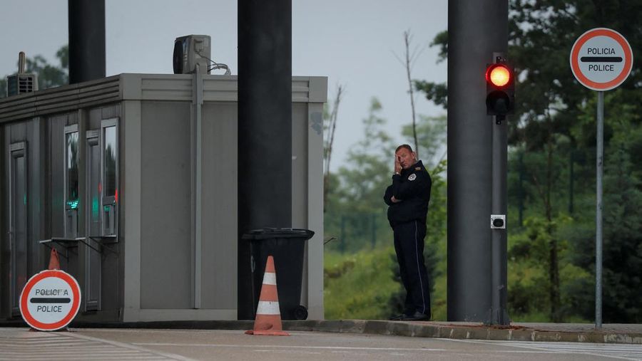 Pemerintah Kosovo memutuskan untuk melarang kendaraan dengan plat nomor Serbia memasuki negaranya mulai Rabu, (14/6/2023). Langkah itu diambil sebagai tindakan keamanan setelah Serbia menangkap tiga petugas polisi Kosovo. (REUTERS/STRINGER)