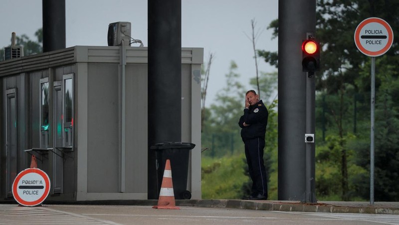 Pemerintah Kosovo memutuskan untuk melarang kendaraan dengan plat nomor Serbia memasuki negaranya mulai Rabu, (14/6/2023). Langkah itu diambil sebagai tindakan keamanan setelah Serbia menangkap tiga petugas polisi Kosovo. (REUTERS/STRINGER)
