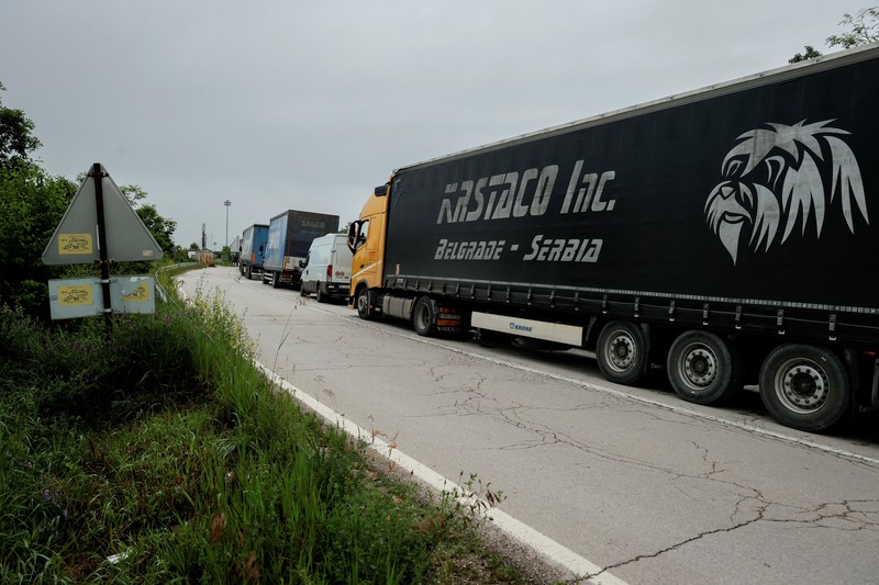 Pemerintah Kosovo memutuskan untuk melarang kendaraan dengan plat nomor Serbia memasuki negaranya mulai Rabu, (14/6/2023). Langkah itu diambil sebagai tindakan keamanan setelah Serbia menangkap tiga petugas polisi Kosovo. (REUTERS/STRINGER) Pemerintah Kosovo memutuskan untuk melarang kendaraan dengan plat nomor Serbia memasuki negaranya mulai Rabu, (14/6/2023). Langkah itu diambil sebagai tindakan keamanan setelah Serbia menangkap tiga petugas polisi Kosovo. (REUTERS/STRINGER)