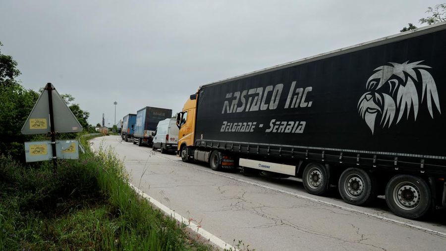 Pemerintah Kosovo memutuskan untuk melarang kendaraan dengan plat nomor Serbia memasuki negaranya mulai Rabu, (14/6/2023). Langkah itu diambil sebagai tindakan keamanan setelah Serbia menangkap tiga petugas polisi Kosovo. (REUTERS/STRINGER)