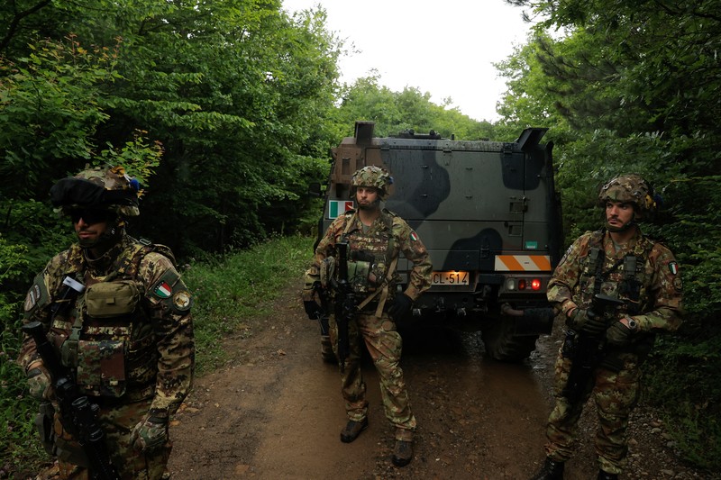 Pemerintah Kosovo memutuskan untuk melarang kendaraan dengan plat nomor Serbia memasuki negaranya mulai Rabu, (14/6/2023). Langkah itu diambil sebagai tindakan keamanan setelah Serbia menangkap tiga petugas polisi Kosovo. (REUTERS/STRINGER) Pemerintah Kosovo memutuskan untuk melarang kendaraan dengan plat nomor Serbia memasuki negaranya mulai Rabu, (14/6/2023). Langkah itu diambil sebagai tindakan keamanan setelah Serbia menangkap tiga petugas polisi Kosovo. (REUTERS/STRINGER)