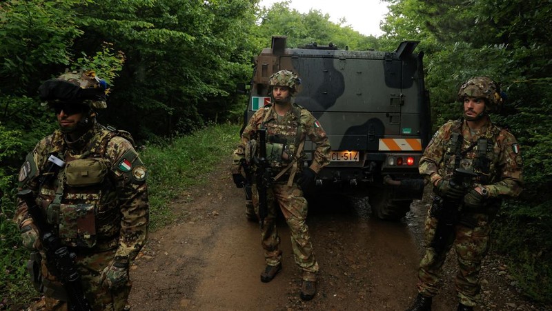 Pemerintah Kosovo memutuskan untuk melarang kendaraan dengan plat nomor Serbia memasuki negaranya mulai Rabu, (14/6/2023). Langkah itu diambil sebagai tindakan keamanan setelah Serbia menangkap tiga petugas polisi Kosovo. (REUTERS/STRINGER)