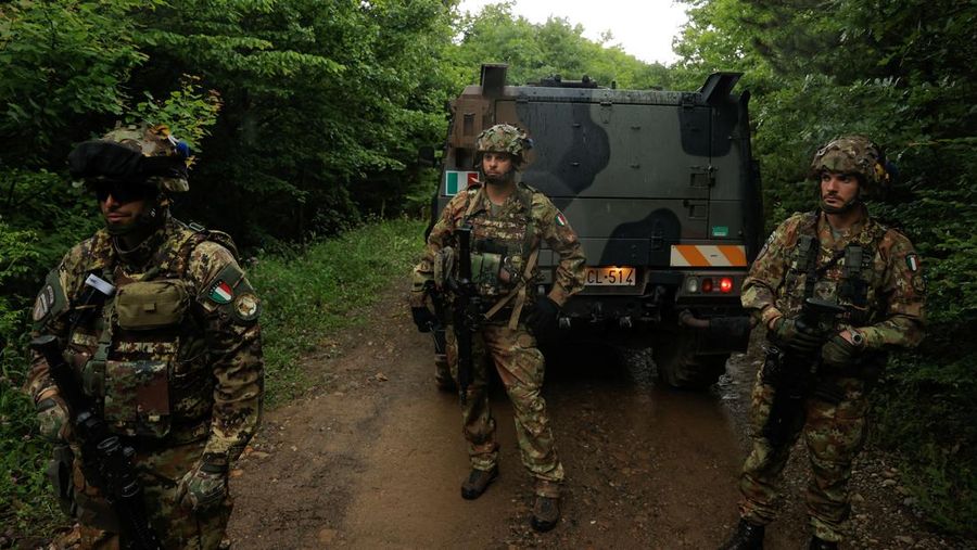 Pemerintah Kosovo memutuskan untuk melarang kendaraan dengan plat nomor Serbia memasuki negaranya mulai Rabu, (14/6/2023). Langkah itu diambil sebagai tindakan keamanan setelah Serbia menangkap tiga petugas polisi Kosovo. (REUTERS/STRINGER)
