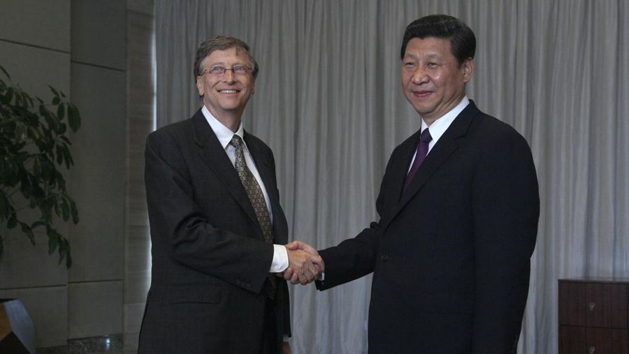 Pendiri Microsoft Bill Gates (kiri) dan Presiden China Xi Jinping berpose untuk foto sebelum pertemuan mereka di Forum Boao tahunan di Boao, di provinsi Hainan, China selatan, Senin, 8 April 2013. (File Foto - AP Photo/Tyrone Siu, Pool)