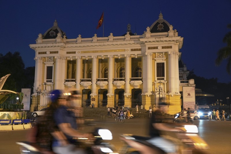 Lampu jalan terlihat dimatikan untuk menghemat energi di Hanoi, Vietnam, pada 8 Juni 2023. Lampu jalan terlihat dimatikan untuk menghemat energi di Hanoi, Vietnam, pada 8 Juni 2023. Vietnam telah merilis rencana energi yang telah lama dinanti-nantikan untuk membawa negara tersebut melewati dekade berikutnya dan membantu memenuhi permintaan yang melonjak sambil mengurangi emisi karbon. (AP Photo/Hau Dinh)