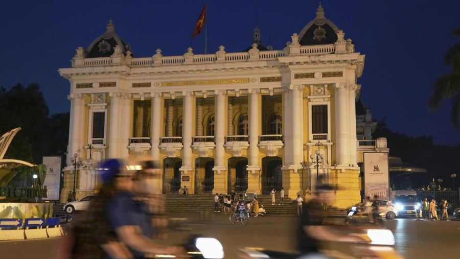 Lampu jalan terlihat dimatikan untuk menghemat energi di Hanoi, Vietnam, pada 8 Juni 2023. Vietnam telah merilis rencana energi yang telah lama dinanti-nantikan untuk membawa negara tersebut melewati dekade berikutnya dan membantu memenuhi permintaan yang melonjak sambil mengurangi emisi karbon. (AP Photo/Hau Dinh)