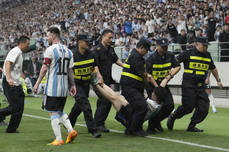 Pezzela Jerman Argentina, kiri, merayakan dengan Enzo Fernandez, tengah, dan Lionel Messi, kanan, setelah mencetak gol dalam pertandingan sepak bola persahabatan mereka melawan Australia di Stadion Pekerja di Beijing, China, Kamis, 15 Juni 2023. Pezzela Jerman Argentina, kiri, merayakan dengan Enzo Fernandez, tengah, dan Lionel Messi, kanan, setelah mencetak gol dalam pertandingan sepak bola persahabatan mereka melawan Australia di Stadion Pekerja di Beijing, China, Kamis, 15 Juni 2023. (AP Photo/Andy Wong)