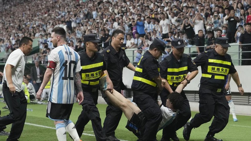 Pezzela Jerman Argentina, kiri, merayakan dengan Enzo Fernandez, tengah, dan Lionel Messi, kanan, setelah mencetak gol dalam pertandingan sepak bola persahabatan mereka melawan Australia di Stadion Pekerja di Beijing, China, Kamis, 15 Juni 2023. (AP Photo/Andy Wong)