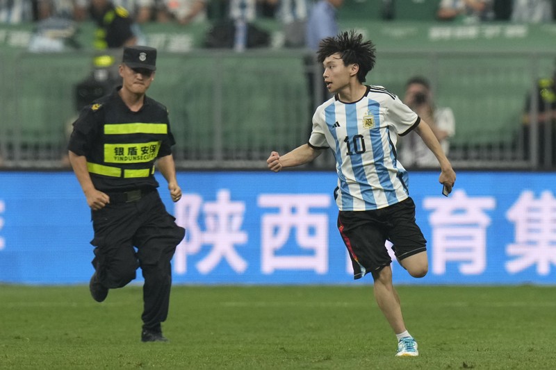 Pezzela Jerman Argentina, kiri, merayakan dengan Enzo Fernandez, tengah, dan Lionel Messi, kanan, setelah mencetak gol dalam pertandingan sepak bola persahabatan mereka melawan Australia di Stadion Pekerja di Beijing, China, Kamis, 15 Juni 2023. Pezzela Jerman Argentina, kiri, merayakan dengan Enzo Fernandez, tengah, dan Lionel Messi, kanan, setelah mencetak gol dalam pertandingan sepak bola persahabatan mereka melawan Australia di Stadion Pekerja di Beijing, China, Kamis, 15 Juni 2023. (AP Photo/Andy Wong)