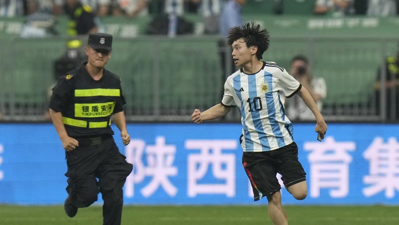 Pezzela Jerman Argentina, kiri, merayakan dengan Enzo Fernandez, tengah, dan Lionel Messi, kanan, setelah mencetak gol dalam pertandingan sepak bola persahabatan mereka melawan Australia di Stadion Pekerja di Beijing, China, Kamis, 15 Juni 2023. (AP Photo/Andy Wong)