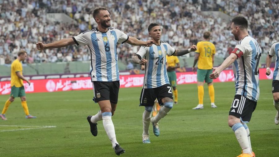 Pezzela Jerman Argentina, kiri, merayakan dengan Enzo Fernandez, tengah, dan Lionel Messi, kanan, setelah mencetak gol dalam pertandingan sepak bola persahabatan mereka melawan Australia di Stadion Pekerja di Beijing, China, Kamis, 15 Juni 2023. (AP Photo/Andy Wong)