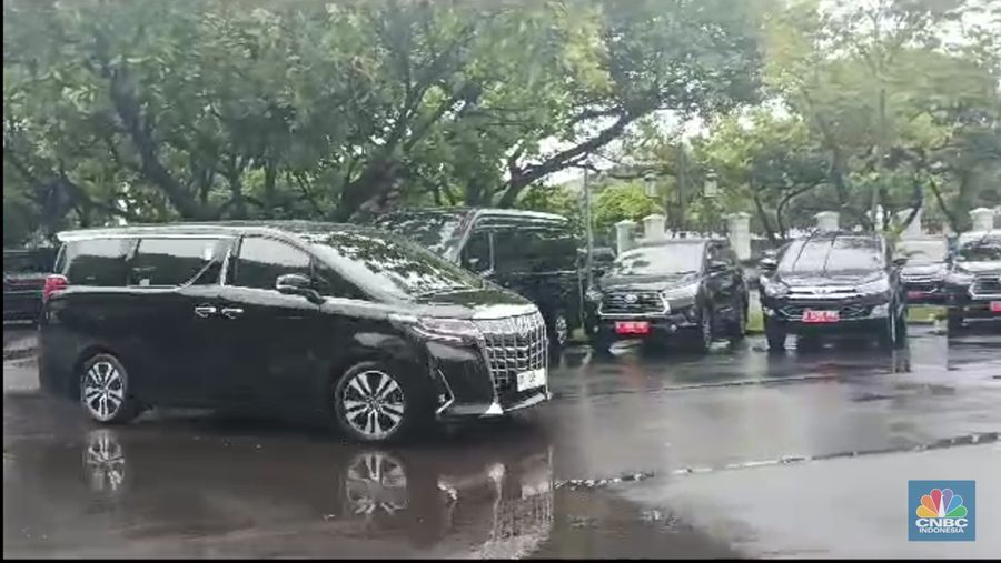 Presiden Joko Widodo memanggil Menteri Lingkungan Hidup dan Kehutanan Siti Nurbaya ke Istana Kepresidenan, Jakarta, Jumat (16/6/2023). (CNBC Indonesia/Emir Yanwardhana)