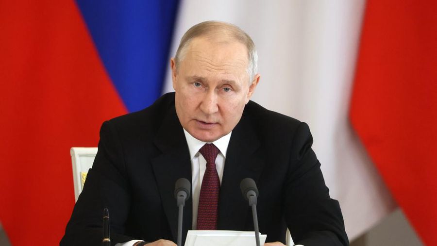 Presiden Rusia Vladimir Putin berbicara setelah upacara penandatanganan dengan Presiden Aljazair Abdelmadjid Tebboune setelah pembicaraan mereka di Kremlin di Moskow, Rusia, Kamis, 15 Juni 2023. (Mikhail Metzel, Sputnik, Kremlin Pool Photo via AP)