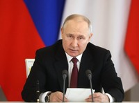 Geger Foto Putin Pegang Al-Quran di Dada, Hadiah dari Mekkah