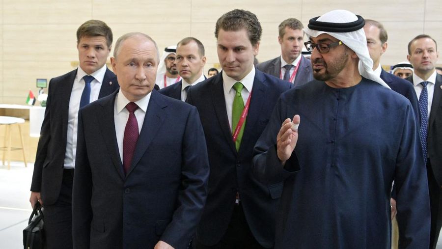 Presiden Rusia Vladimir Putin dan Presiden Uni Emirat Arab Sheikh Mohammed bin Zayed Al Nahyan menghadiri Forum Ekonomi Internasional St. Petersburg (SPIEF) di Saint Petersburg, Rusia, 16 Juni 2023. (Sputnik/Alexey Nikolsky/Host photo agency via REUTERS)