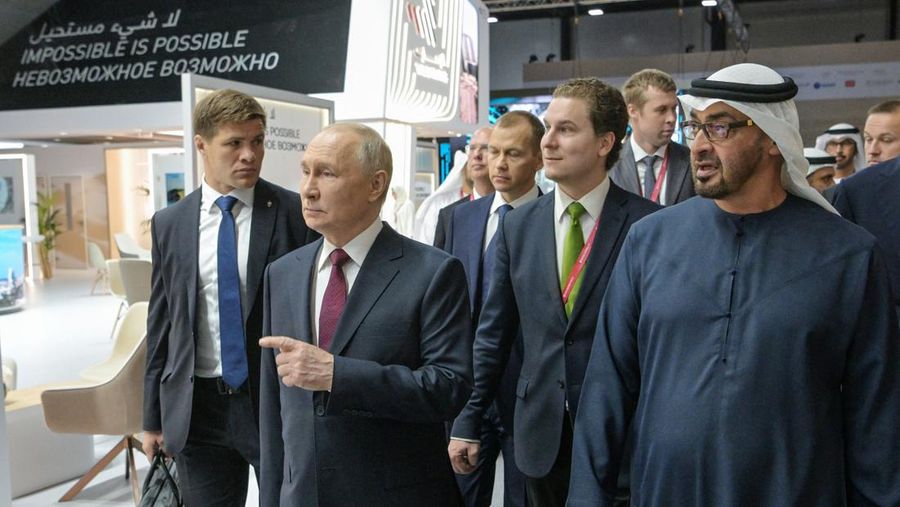 Presiden Rusia Vladimir Putin dan Presiden Uni Emirat Arab Sheikh Mohammed bin Zayed Al Nahyan menghadiri Forum Ekonomi Internasional St. Petersburg (SPIEF) di Saint Petersburg, Rusia, 16 Juni 2023. (Sputnik/Alexey Nikolsky/Host photo agency via REUTERS)