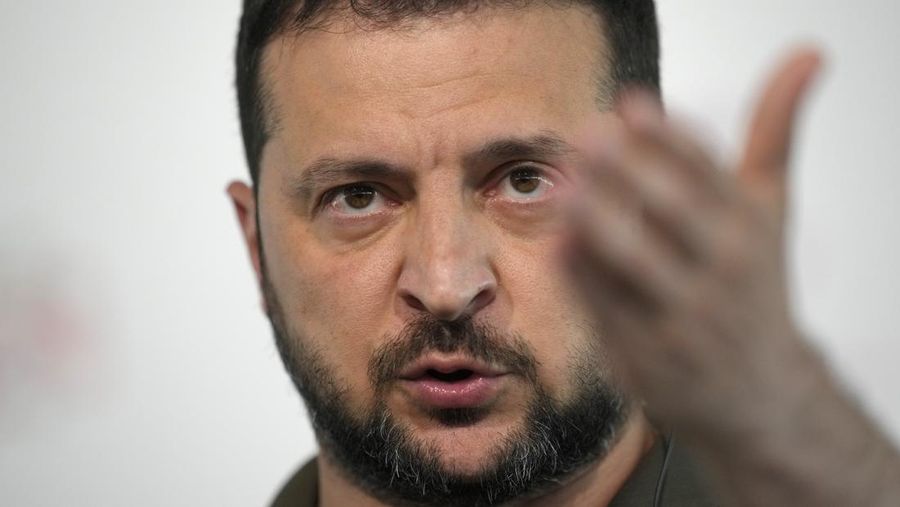 Presiden Ukraina Volodymyr Zelenskyy berbicara pada konferensi media selama KTT Komunitas Politik Eropa di Kastil Mimi di Bulboaca, Moldova, Kamis, 1 Juni 2023. (AP Photo/Vadim Ghirda)