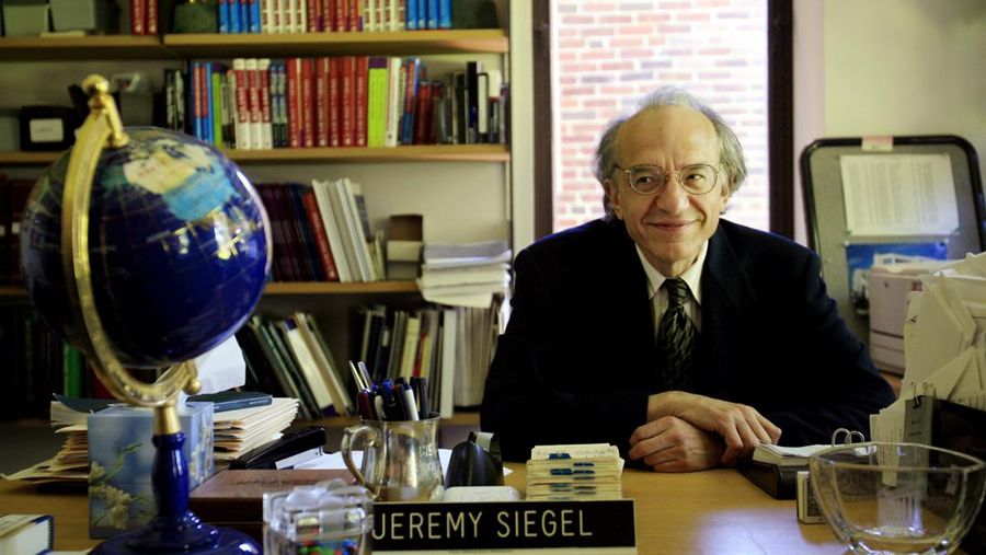 Profesor Keuangan Jeremy Siegel dari Wharton School of the University of Pennsylvanian terlihat di kantornya di Philadelphia pada hari Rabu, 10 Mei 2006. Profesor Keuangan Jeremy Siegel dari Wharton School of the University of Pennsylvanian terlihat di kantornya di Philadelphia pada hari Rabu, 10 Mei 2006. (File Foto AP Photo/Matt Rourke)