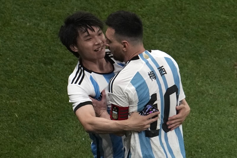 Pezzela Jerman Argentina, kiri, merayakan dengan Enzo Fernandez, tengah, dan Lionel Messi, kanan, setelah mencetak gol dalam pertandingan sepak bola persahabatan mereka melawan Australia di Stadion Pekerja di Beijing, China, Kamis, 15 Juni 2023. (AP Photo/Andy Wong)