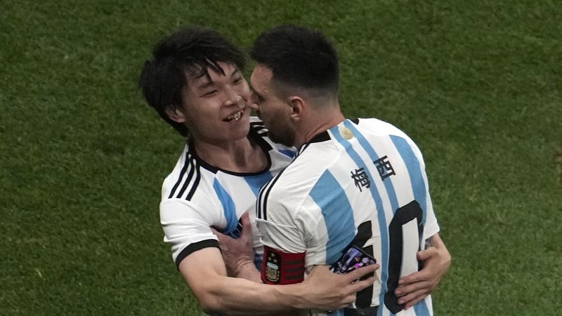 Pezzela Jerman Argentina, kiri, merayakan dengan Enzo Fernandez, tengah, dan Lionel Messi, kanan, setelah mencetak gol dalam pertandingan sepak bola persahabatan mereka melawan Australia di Stadion Pekerja di Beijing, China, Kamis, 15 Juni 2023. (AP Photo/Andy Wong)
