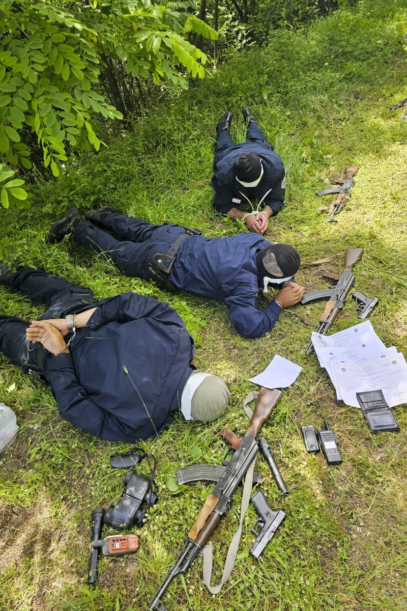 Pemerintah Kosovo memutuskan untuk melarang kendaraan dengan plat nomor Serbia memasuki negaranya mulai Rabu, (14/6/2023). Langkah itu diambil sebagai tindakan keamanan setelah Serbia menangkap tiga petugas polisi Kosovo. (REUTERS/STRINGER)