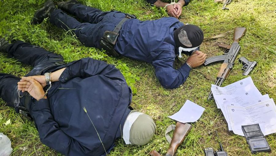 Pemerintah Kosovo memutuskan untuk melarang kendaraan dengan plat nomor Serbia memasuki negaranya mulai Rabu, (14/6/2023). Langkah itu diambil sebagai tindakan keamanan setelah Serbia menangkap tiga petugas polisi Kosovo. (REUTERS/STRINGER)
