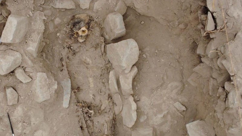 Sisa-sisa mumi, diyakini berasal dari budaya Manchay yang berkembang di lembah Lima antara 1.500 dan 1.000 SM, digambarkan di situs penggalian pemakaman pra-Hispanik, di Lima, Peru, 14 Juni 2023. (REUTERS/Alfredo Galarza)